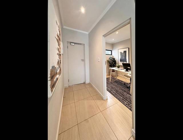 3 BEDROOM APARTMENT FOR SALE IN BRYANSTON